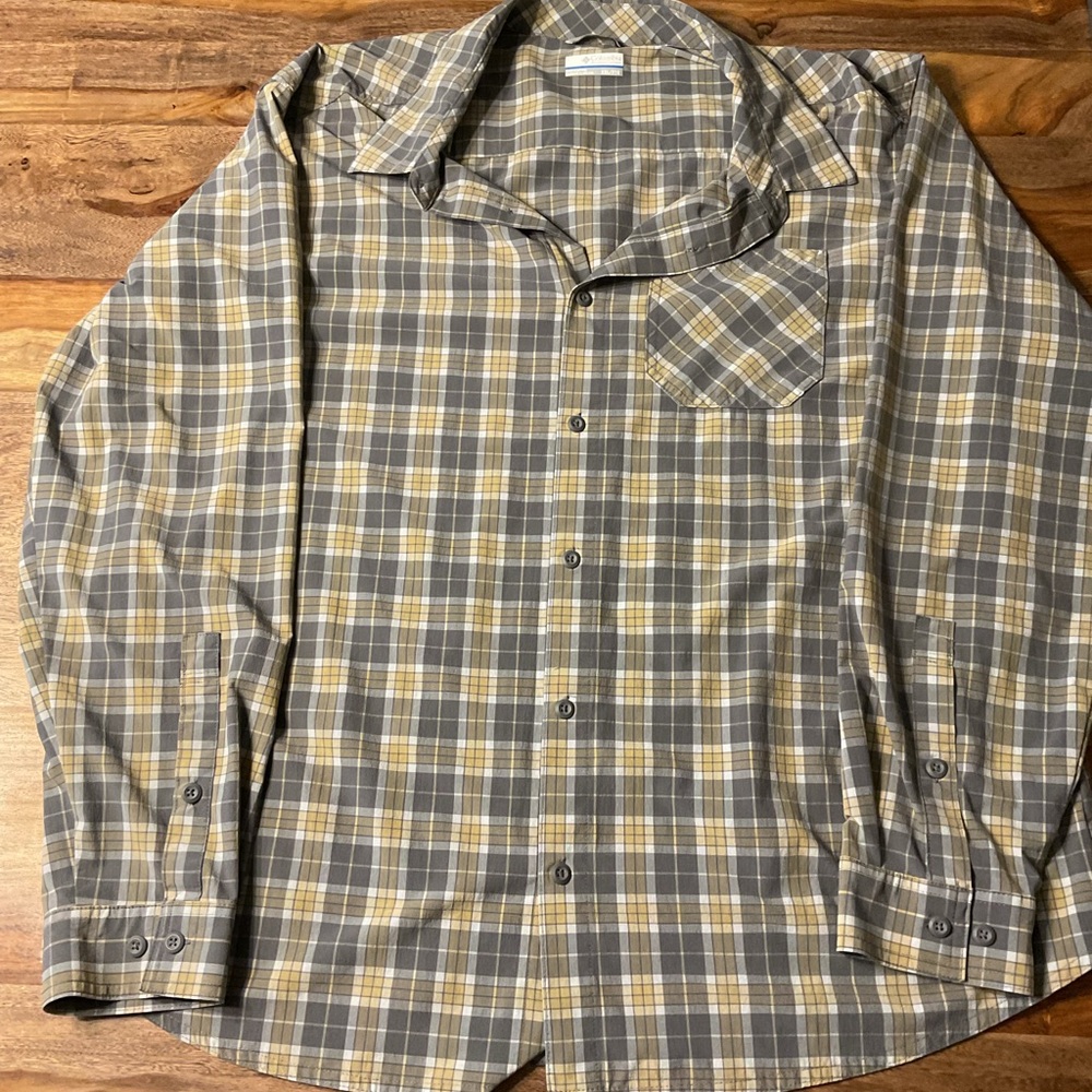 Men’s Columbia button front long sleeve shirt. Gray/tan plaid. Size XXL